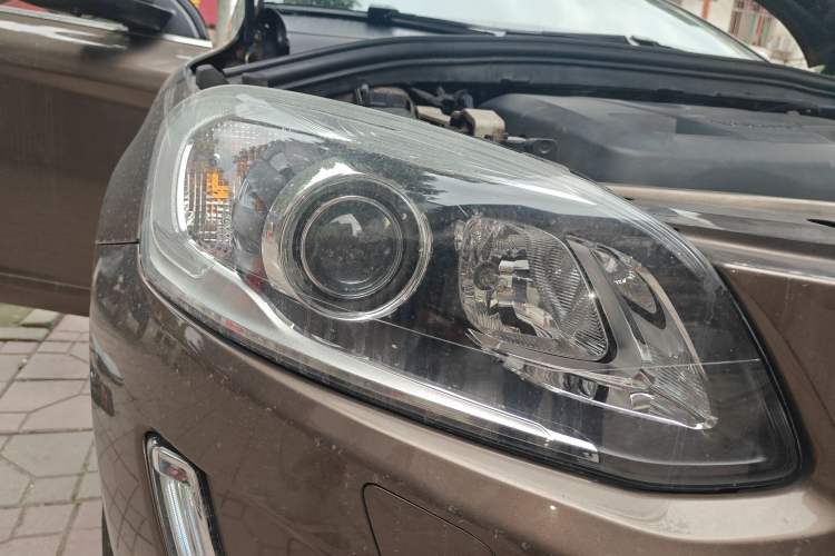 Used Volvo XC60 2017 T5 AWD Smart Upgrade Model Right Front Headlight