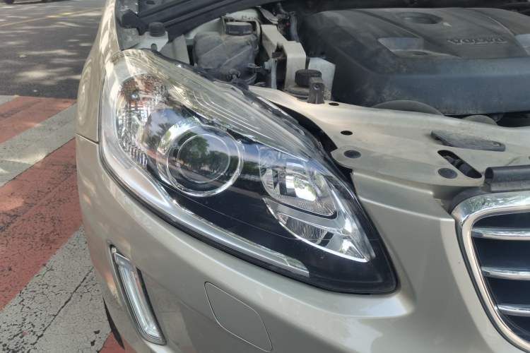 Used Volvo XC60 2017 T5 AWD Smart Upgrade Edition Right Front Headlight