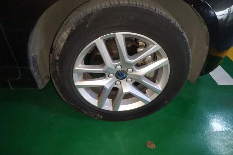Used Volvo XC60 2017 T5 Smart Upgrade Edition Right Front Wheel Hub