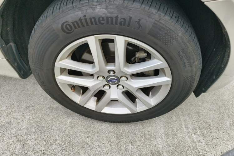 Used Volvo XC60 2017 T5 Smart Upgrade Edition Right Front Wheel Hub