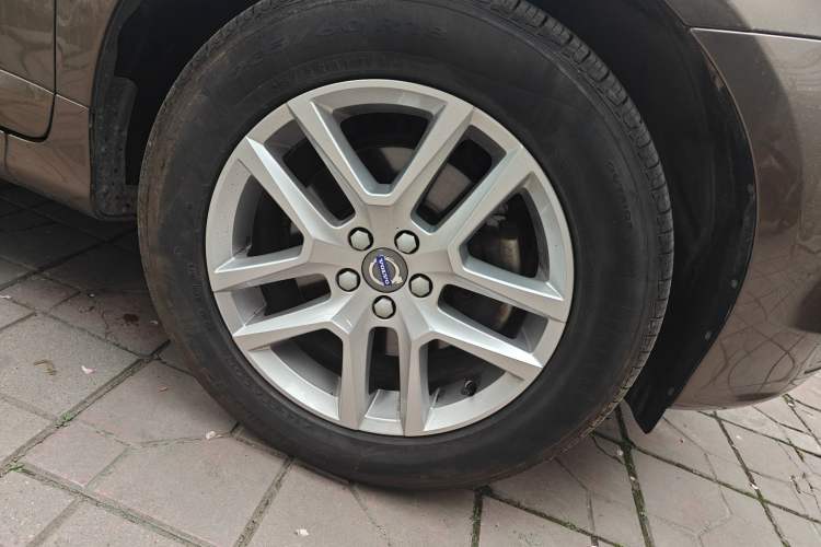 Used Volvo XC60 2017 T5 AWD Smart Upgrade Model Right Front Wheel Hub