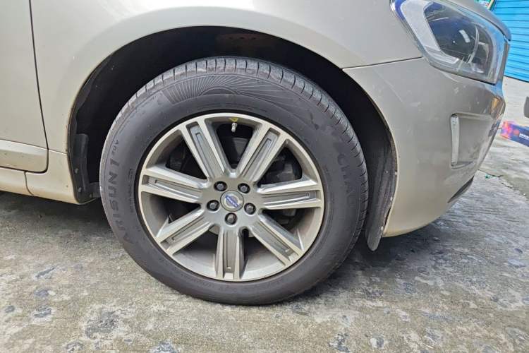 Used Volvo XC60 2017 T5 AWD Smart Upgrade Edition Right Front Wheel Hub