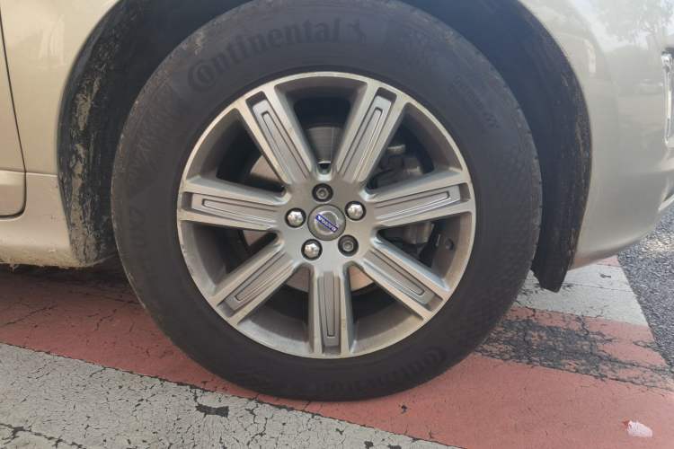 Used Volvo XC60 2017 T5 AWD Smart Upgrade Edition Right Front Wheel Hub