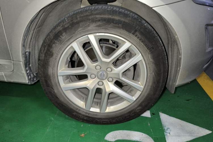 Used Volvo XC60 2017 T5 Smart Upgrade Edition Right Front Wheel Hub