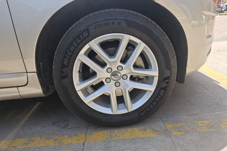 Used Volvo XC60 2017 T5 Smart Upgrade Edition Right Front Wheel Hub