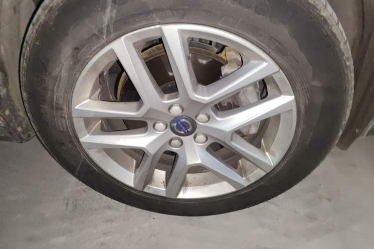 Used Volvo XC60 2017 T5 AWD Smart Upgrade Model Right Front Wheel Hub