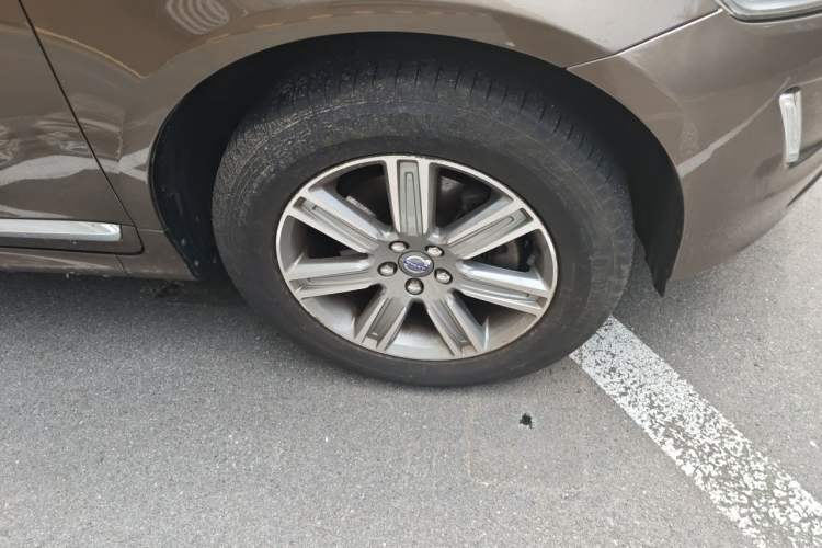 Used Volvo XC60 2017 T5 AWD Smart Range Edition Right Front Wheel Hub