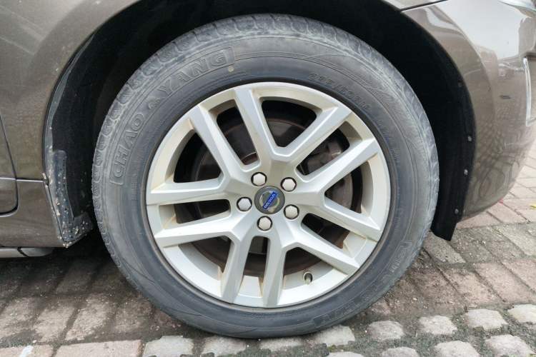 Used Volvo XC60 2017 T5 Smart Upgrade Edition Right Front Wheel Hub