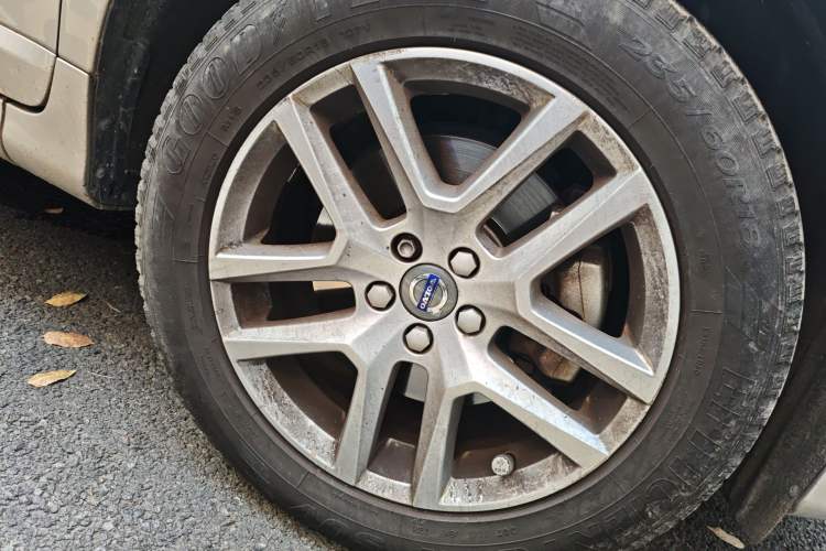 Used Volvo XC60 2017 T5 Smart Upgrade Edition Right Front Wheel Hub