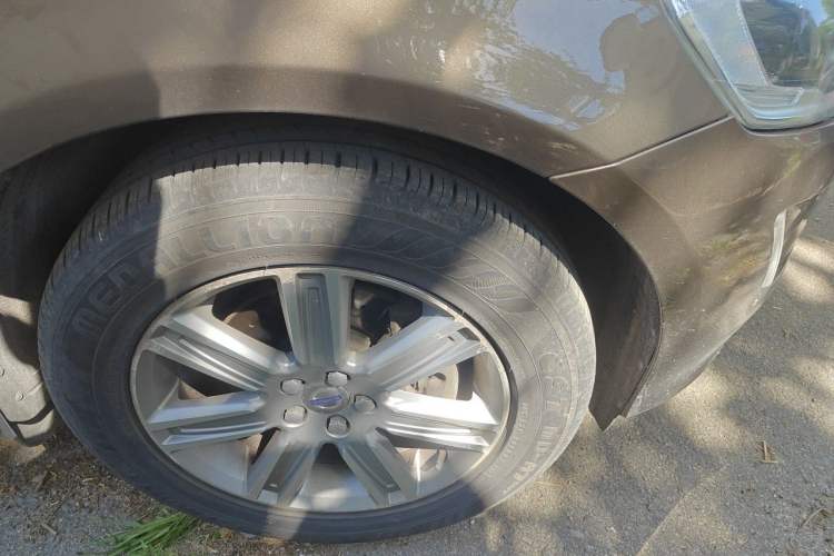 Used Volvo XC60 2017 T5 AWD Smart Upgrade Edition Right Front Wheel Hub