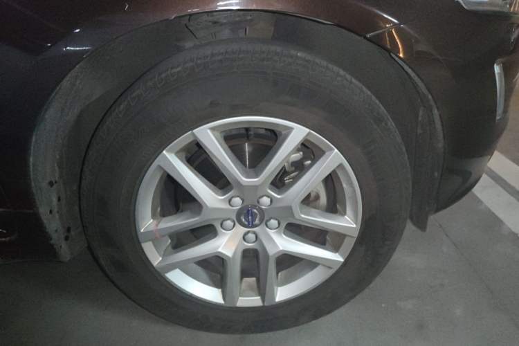 Used Volvo XC60 2017 T5 Smart Upgrade Edition Right Front Wheel Hub
