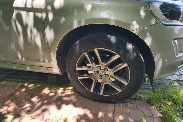 Used Volvo XC60 2017 T5 Smart Upgrade Edition Right Front Wheel Hub