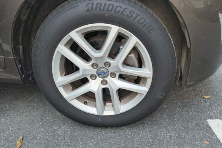 Used Volvo XC60 2017 T5 Smart Upgrade Edition Right Front Wheel Hub