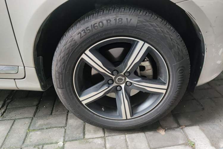 Used Volvo XC60 2017 T5 AWD Smart Range Edition Right Front Wheel Hub