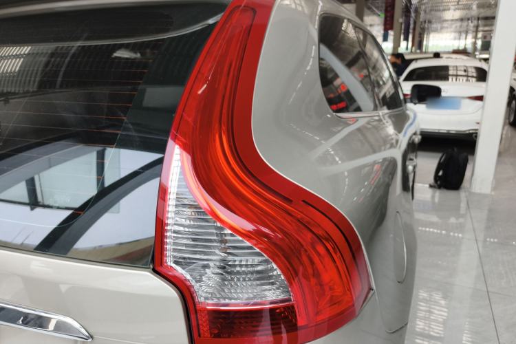 Used Volvo XC60 2017 T5 AWD Smart Upgrade Model Right Rear Taillight