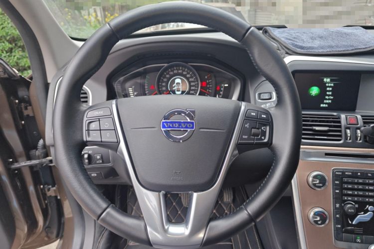 Used Volvo XC60 2017 T5 AWD Smart Upgrade Model Steering Wheel