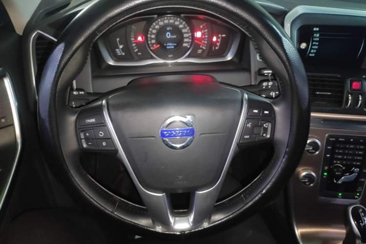 Used Volvo XC60 2017 T5 AWD Smart Upgrade Model Steering Wheel