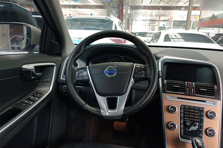 Used Volvo XC60 2017 T5 AWD Smart Upgrade Model Steering Wheel
