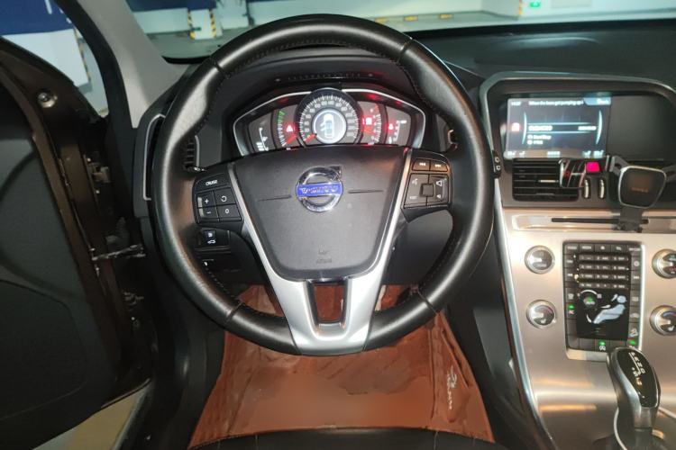 Used Volvo XC60 2017 T5 AWD Smart Upgrade Model Steering Wheel