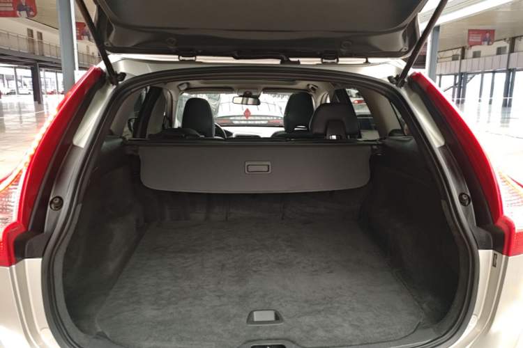 Used Volvo XC60 2017 T5 AWD Smart Upgrade Edition Trunk