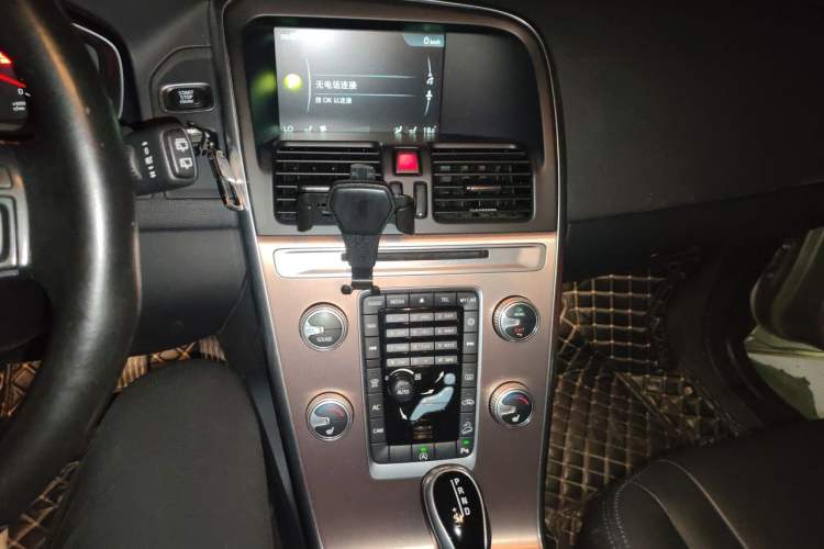 Used Volvo XC60 2017 T5 AWD Smart Upgrade Edition Audio And AC Panel