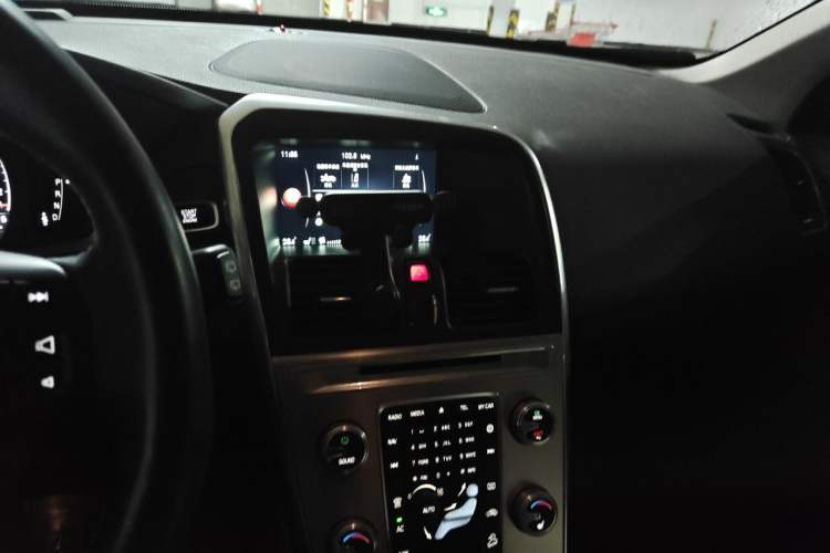 Used Volvo XC60 2017 T5 AWD Smart Upgrade Edition Audio And AC Panel