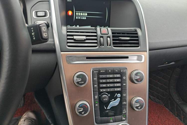 Used Volvo XC60 2017 T5 AWD Smart Upgrade Model Audio And AC Panel