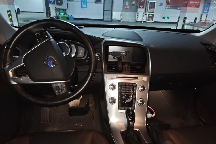 Used Volvo XC60 2017 T5 AWD Smart Upgrade Edition Center Console