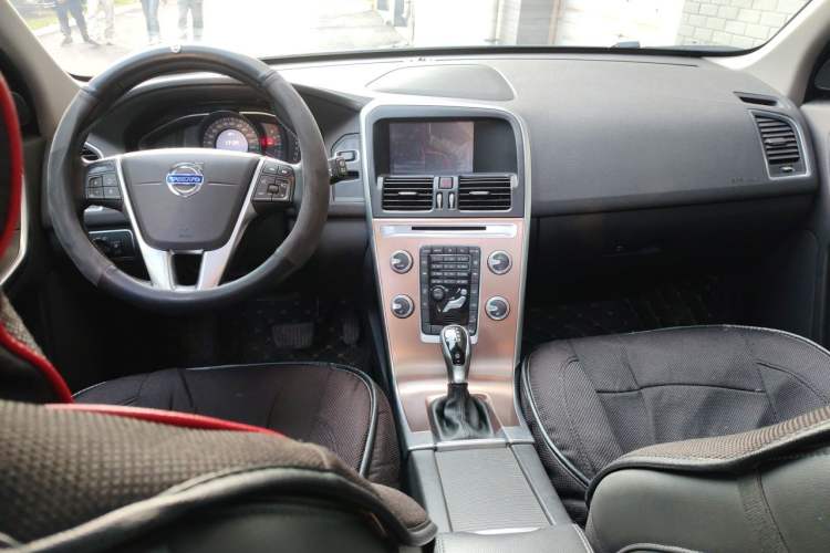 Used Volvo XC60 2017 T5 AWD Smart Upgrade Model Center Console