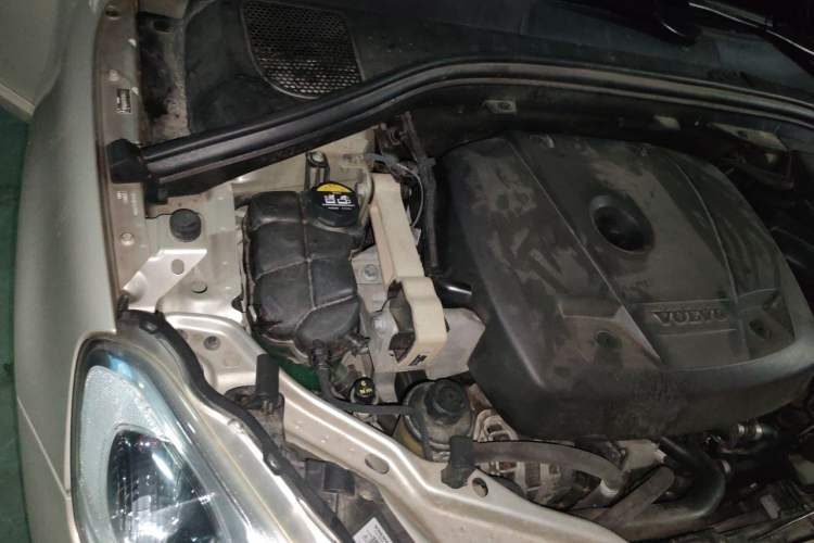Used Volvo XC60 2017 T5 AWD Smart Upgrade Edition Engine Bay Right