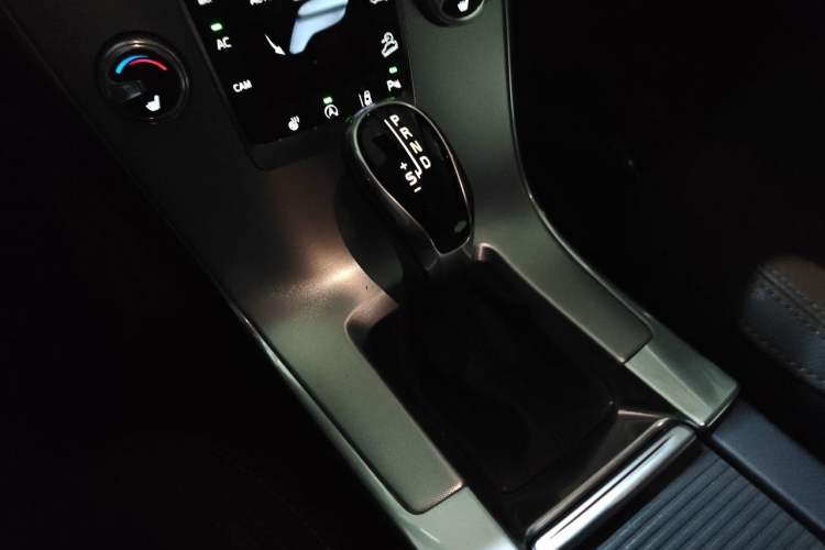 Used Volvo XC60 2017 T5 AWD Smart Upgrade Edition Gear Lever