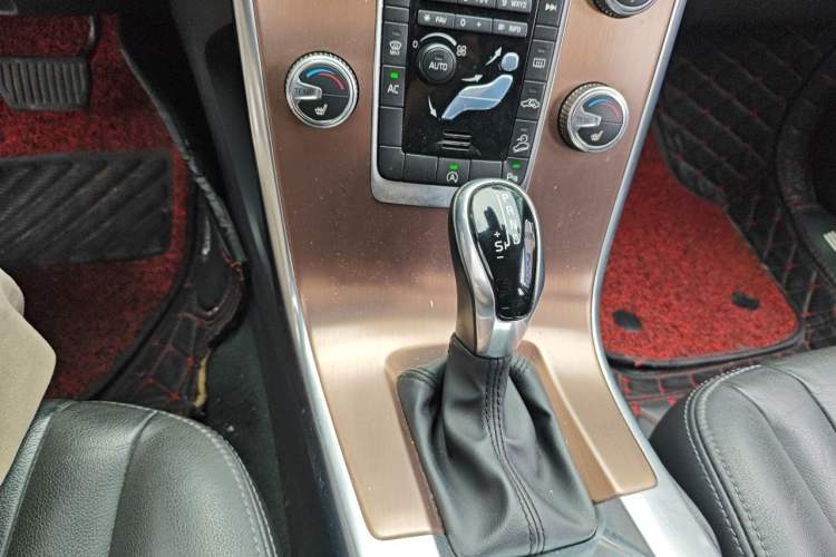 Used Volvo XC60 2017 T5 AWD Smart Upgrade Model Gear Lever