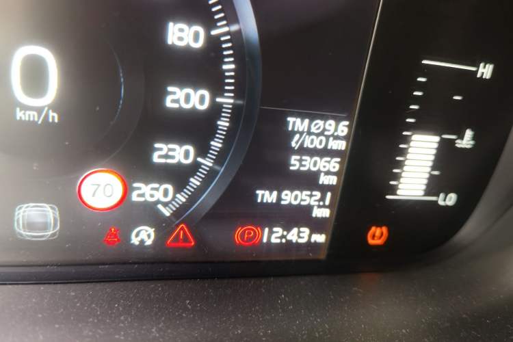 Used Volvo XC60  Odometer Close Up