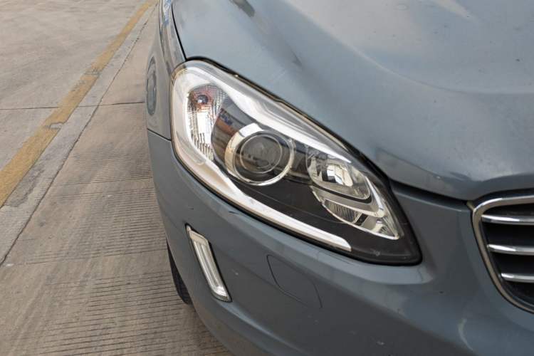 Used Volvo XC60 2017 T5 AWD Smart Upgrade Model Right Front Headlight