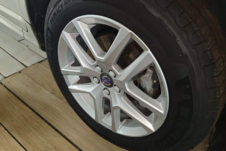 Used Volvo XC60 2017 T5 Smart Upgrade Edition Right Front Wheel Hub