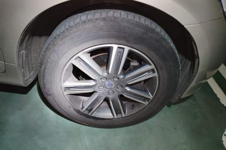 Used Volvo XC60 2017 T5 AWD Smart Upgrade Edition Right Front Wheel Hub
