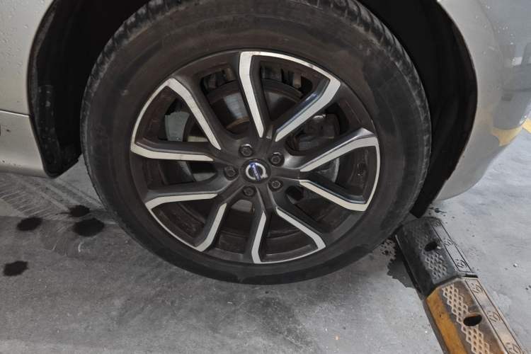 Used Volvo XC60 2017 T5 AWD Smart Upgrade Edition Right Front Wheel Hub