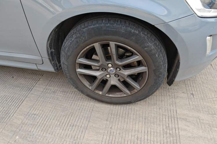 Used Volvo XC60 2017 T5 AWD Smart Upgrade Model Right Front Wheel Hub