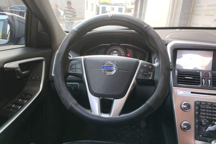 Used Volvo XC60 2017 T5 AWD Smart Upgrade Model Steering Wheel
