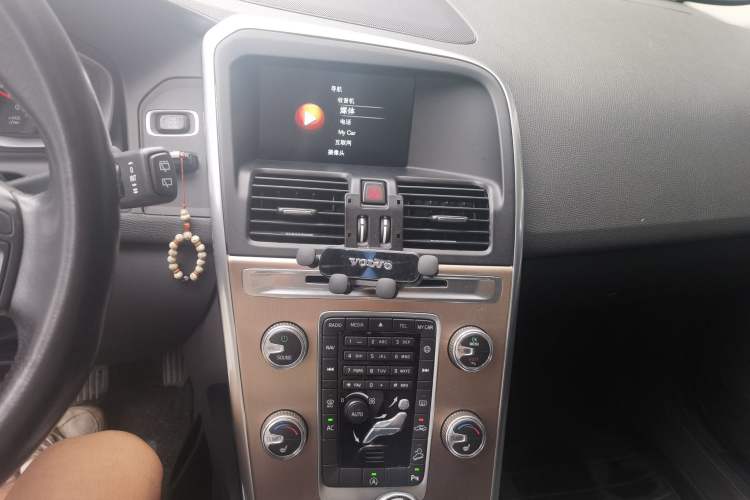 Used Volvo XC60 2017 T5 AWD Smart Upgrade Model Audio And AC Panel