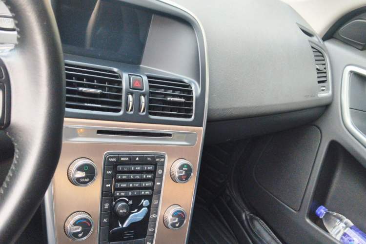 Used Volvo XC60 2017 T5 Smart Upgrade Edition Audio And AC Panel