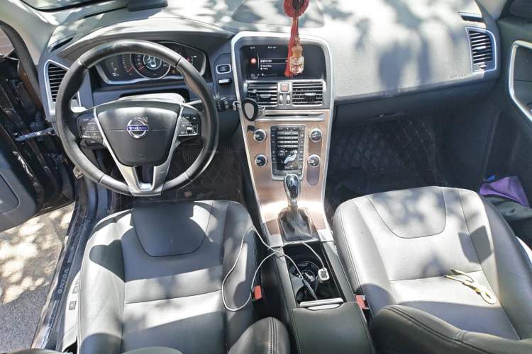 Used Volvo XC60 2017 T5 AWD Smart Upgrade Edition Center Console