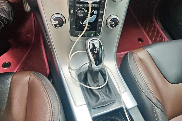 Used Volvo XC60 2017 T5 AWD Smart Upgrade Edition Gear Lever