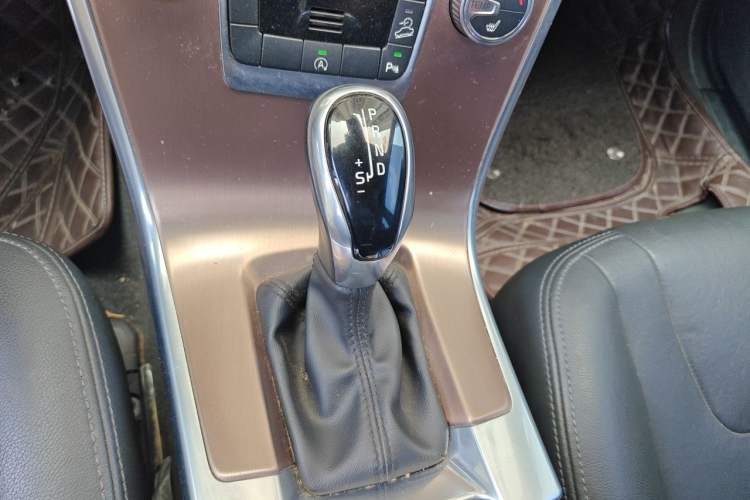 Used Volvo XC60 2017 T5 AWD Smart Upgrade Edition Gear Lever
