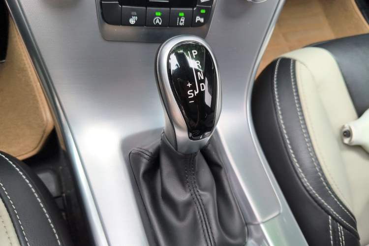 Used Volvo XC60 2017 T5 AWD Smart Upgrade Edition Gear Lever