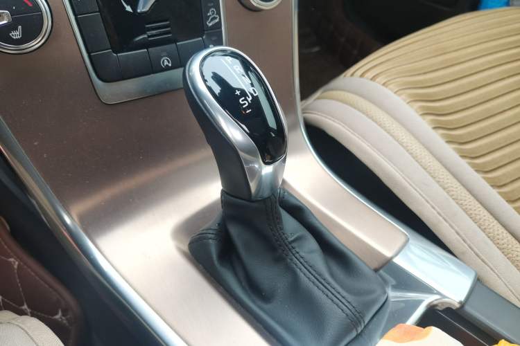 Used Volvo XC60 2017 T5 AWD Smart Upgrade Edition Gear Lever