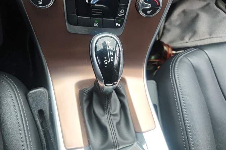 Used Volvo XC60 2017 T5 AWD Smart Upgrade Model Gear Lever