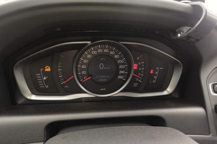 Used Volvo XC60 2017 T5 AWD Smart Upgrade Edition Instrument Cluster