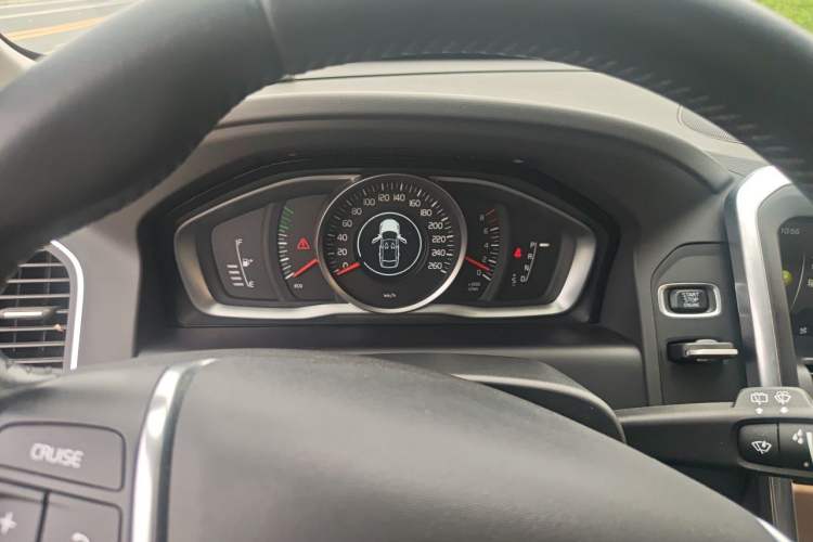 Used Volvo XC60 2017 T5 AWD Smart Upgrade Model Instrument Cluster