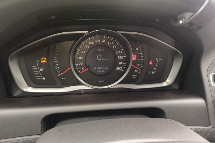 Used Volvo XC60 2017 T5 AWD Smart Upgrade Edition Odometer Close Up